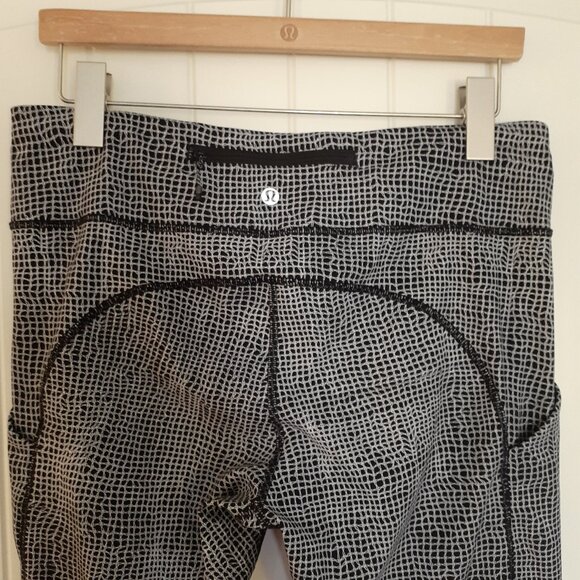 Lululemon Speed Tight V in Fall Net White Black / Black Size 10 - Picture 6 of 15